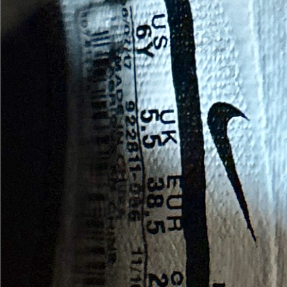 Nike Black & Gold LeBron 15 gs - Picture 3 of 10